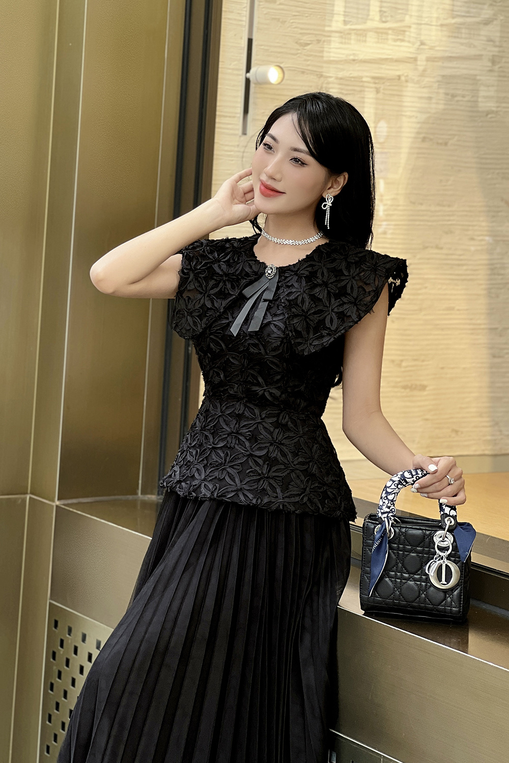 Đầm đen đi tiệc dáng peplum cổ sen bản lớn