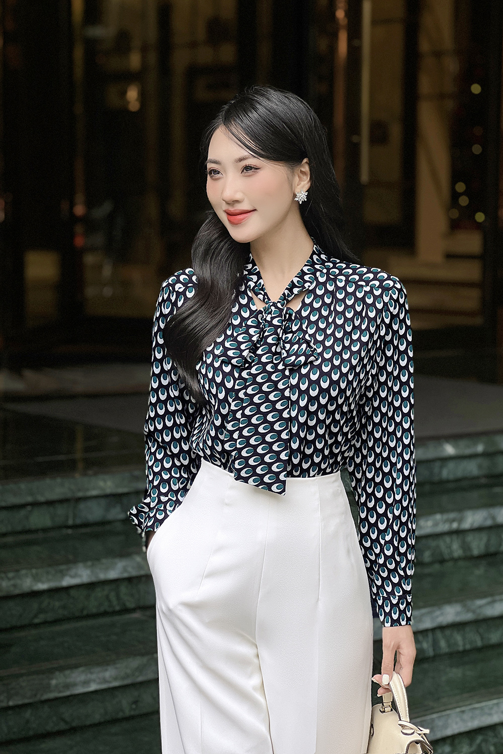 Áo sơ mi nữ hoạ tiết tay dài cổ thắt nơ