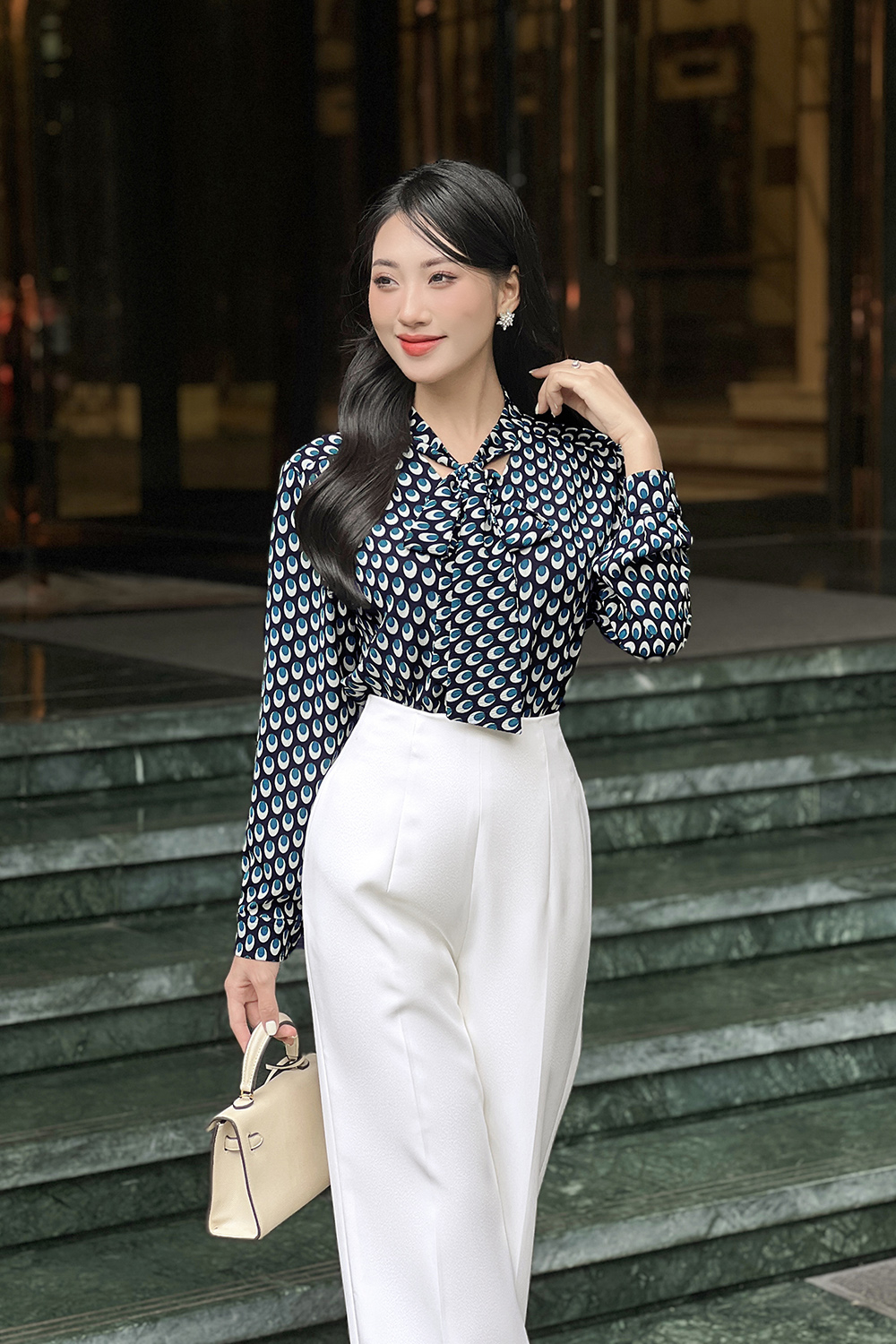 Áo sơ mi nữ hoạ tiết tay dài cổ thắt nơ