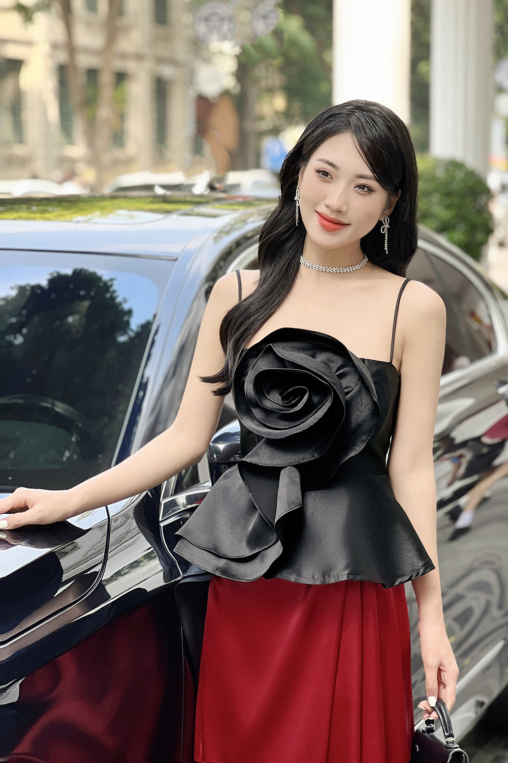 Áo kiểu nữ hai dây hoa to màu đen