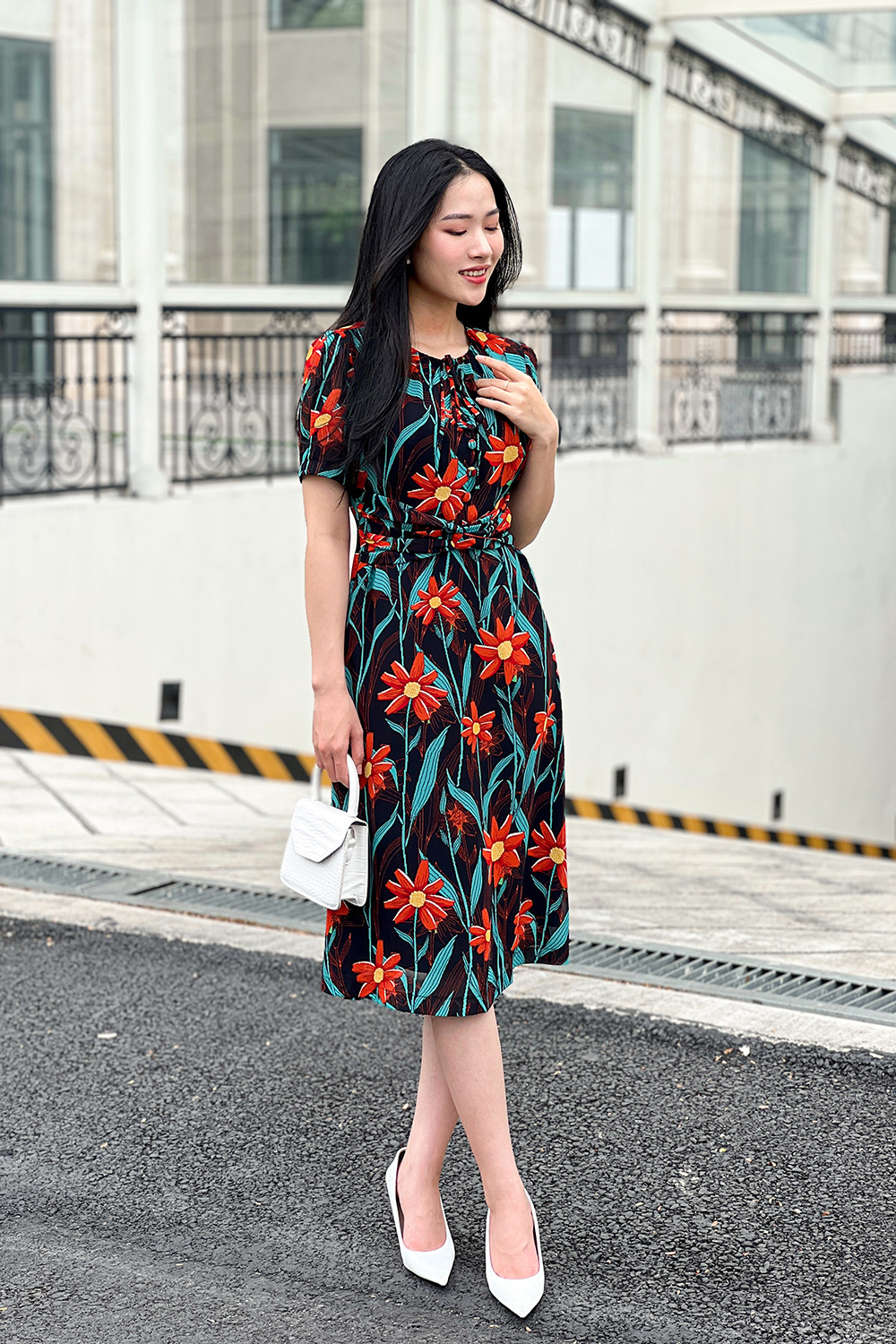 Đầm hoa dáng xòe nhấn eo cổ tròn