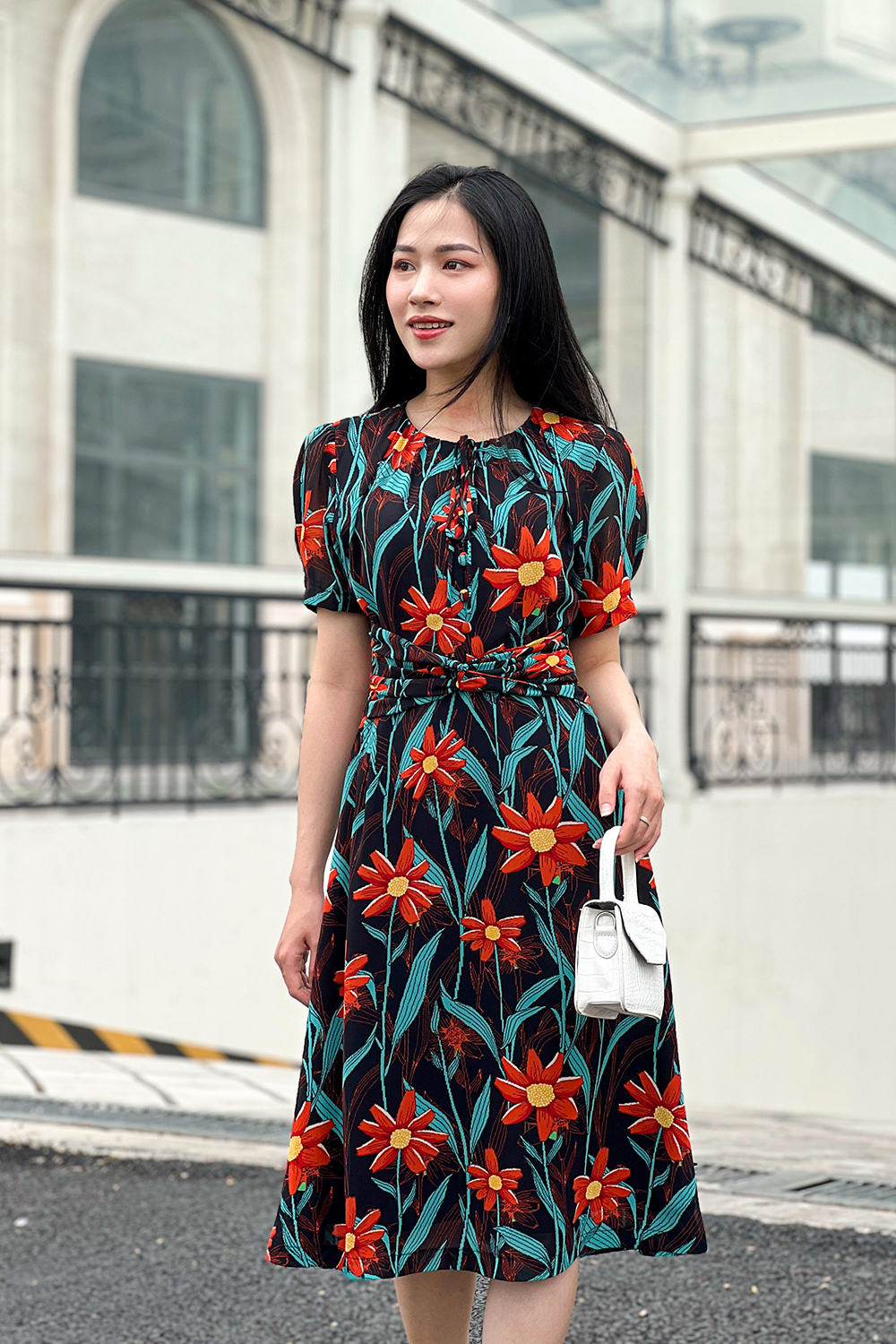 Đầm hoa dáng xòe nhấn eo cổ tròn