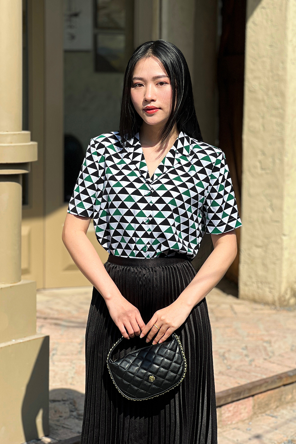 Áo sơ mi nữ họa tiết tam giác tay ngắn
