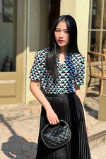 Áo sơ mi nữ họa tiết tam giác tay ngắn