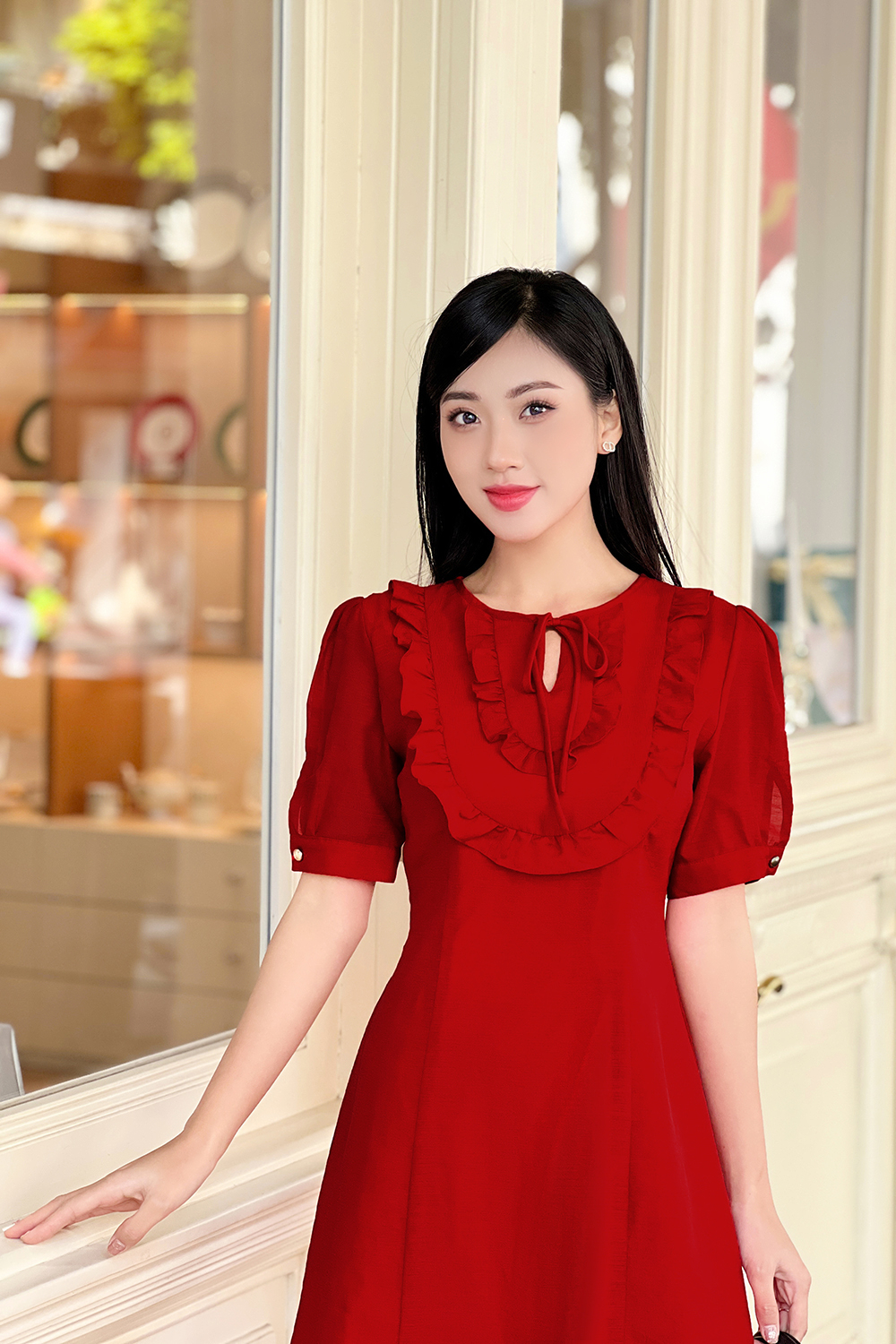 Đầm đỏ dự tiệc cổ cách điệu phối nơ tay phồng