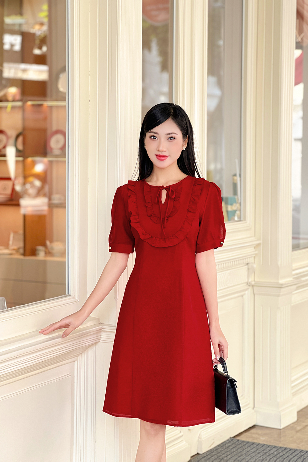 Đầm đỏ dự tiệc cổ cách điệu phối nơ tay phồng