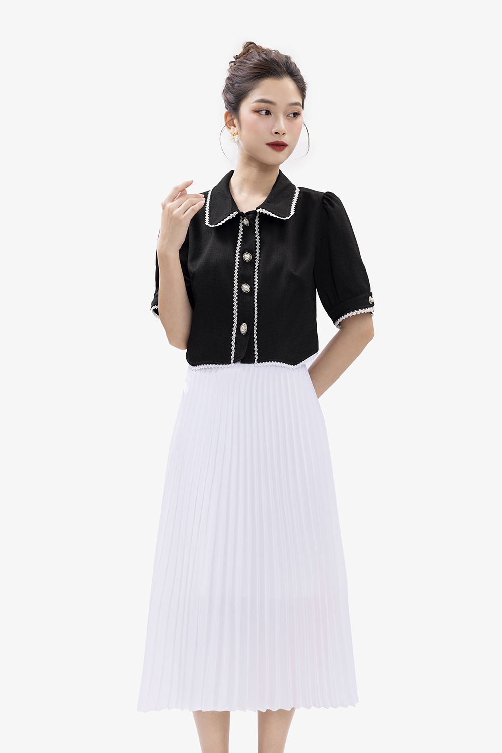 Áo kiểu nữ màu đen dáng ngắn phối đăng ten