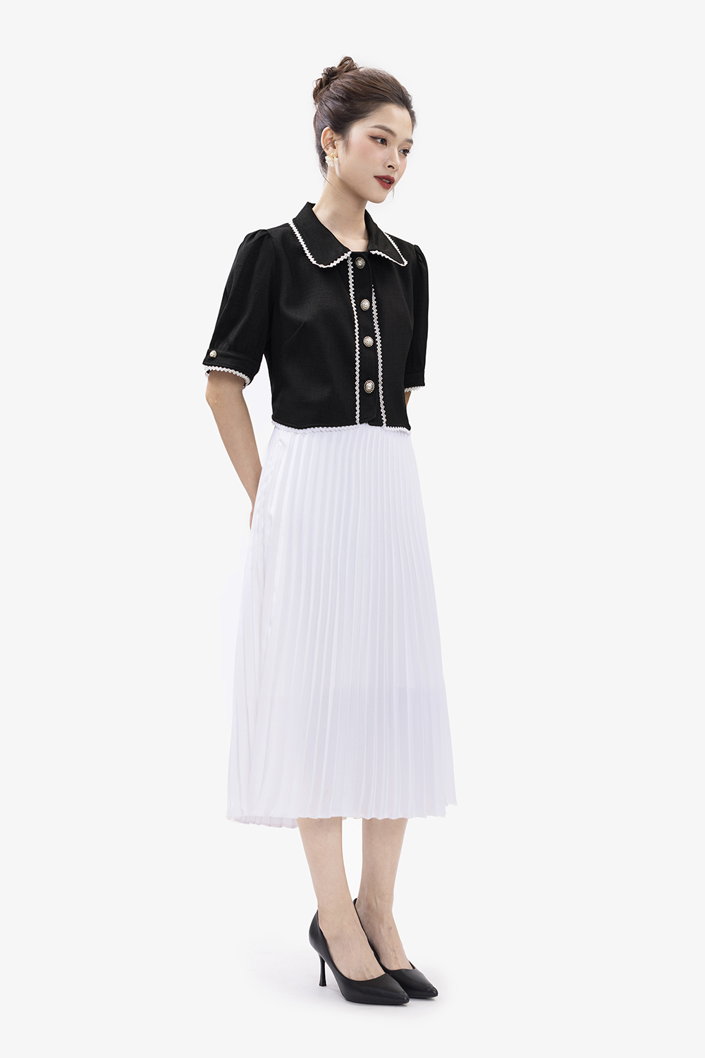 Áo kiểu nữ màu đen dáng ngắn phối đăng ten