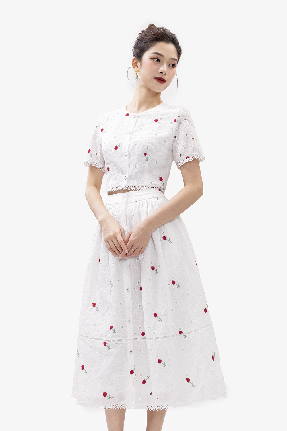 Áo kiểu nữ màu trắng họa tiết hoa thêu