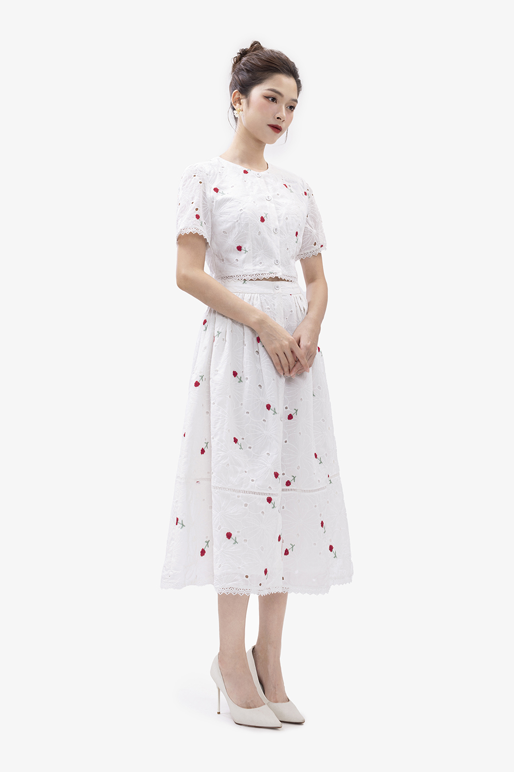 Áo kiểu nữ màu trắng họa tiết hoa thêu