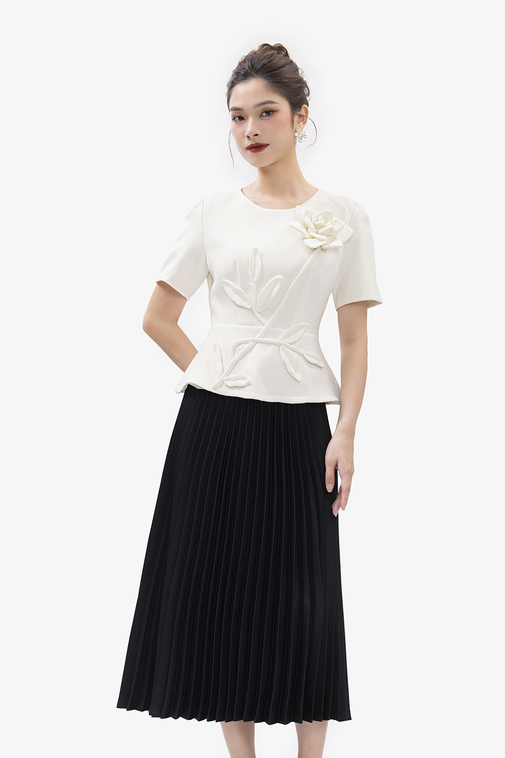 Áo peplum màu trắng phối hoa