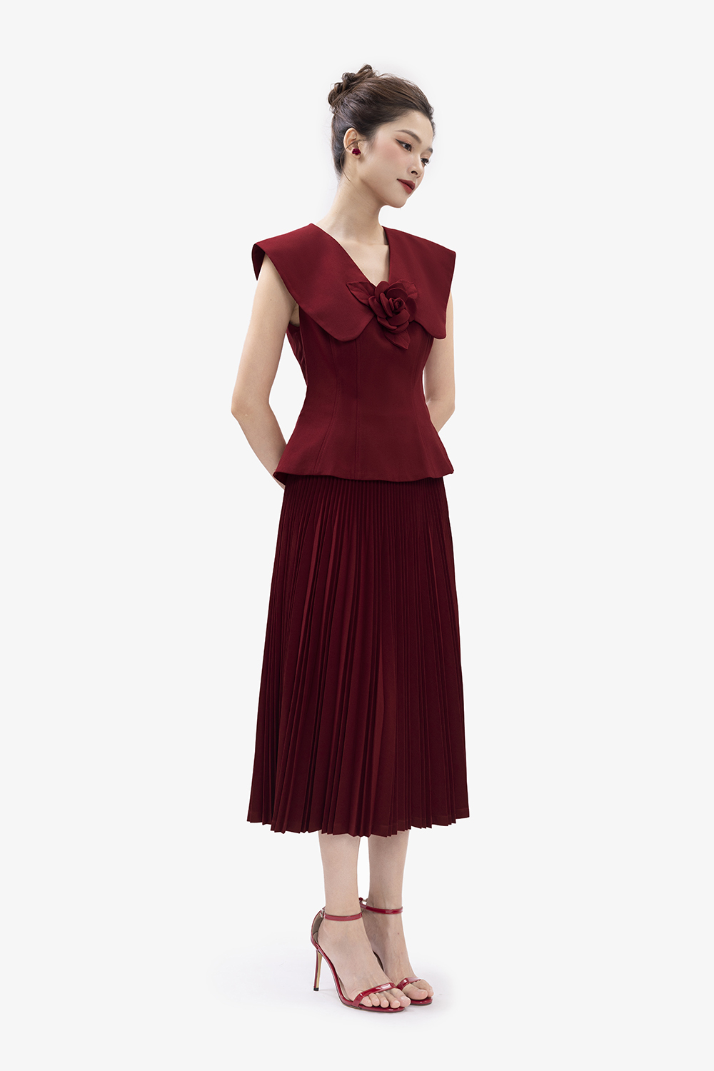 Áo kiểu cổ sen lớn đính hoa sang trọng