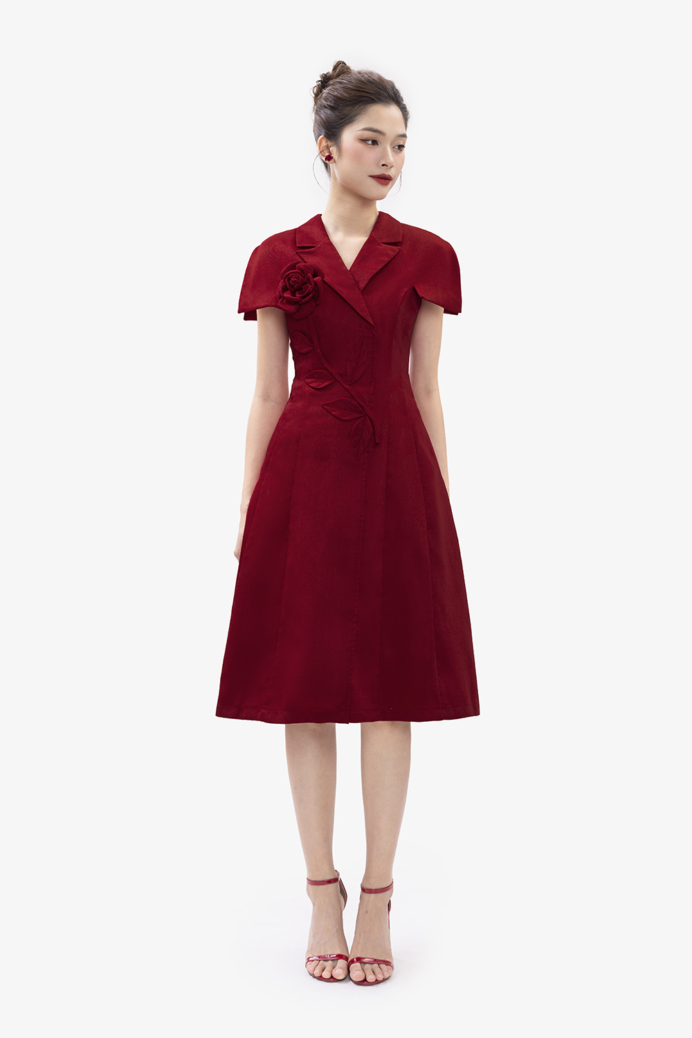 Đầm đỏ dáng xòe chữ A phối hoa nổi