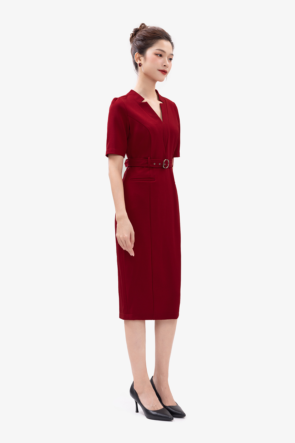 Đầm đỏ dáng ôm nhẹ cổ V phối thắt lưng