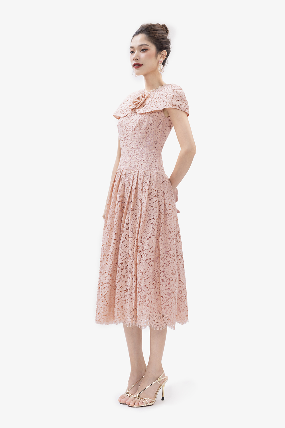 Đầm ren đi tiệc dáng dài xòe xếp ly đính hoa