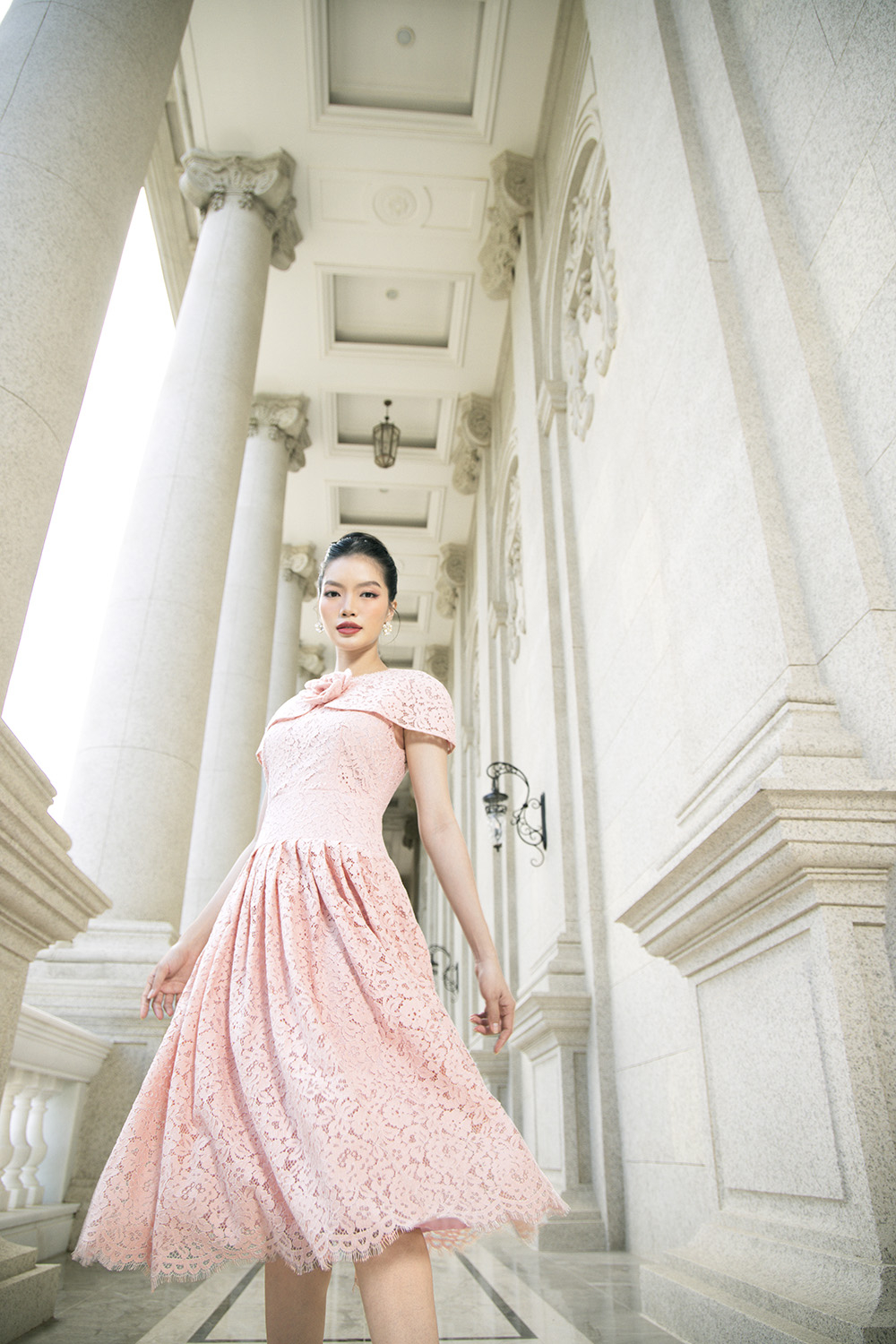 Đầm ren đi tiệc dáng dài xòe xếp ly đính hoa