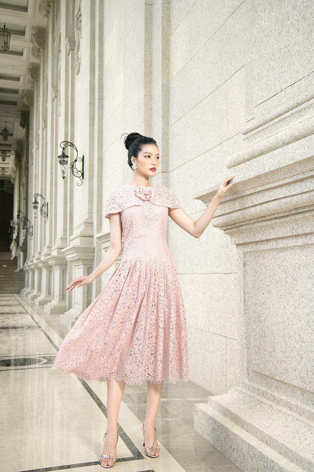 Đầm ren đi tiệc dáng dài xòe xếp ly đính hoa