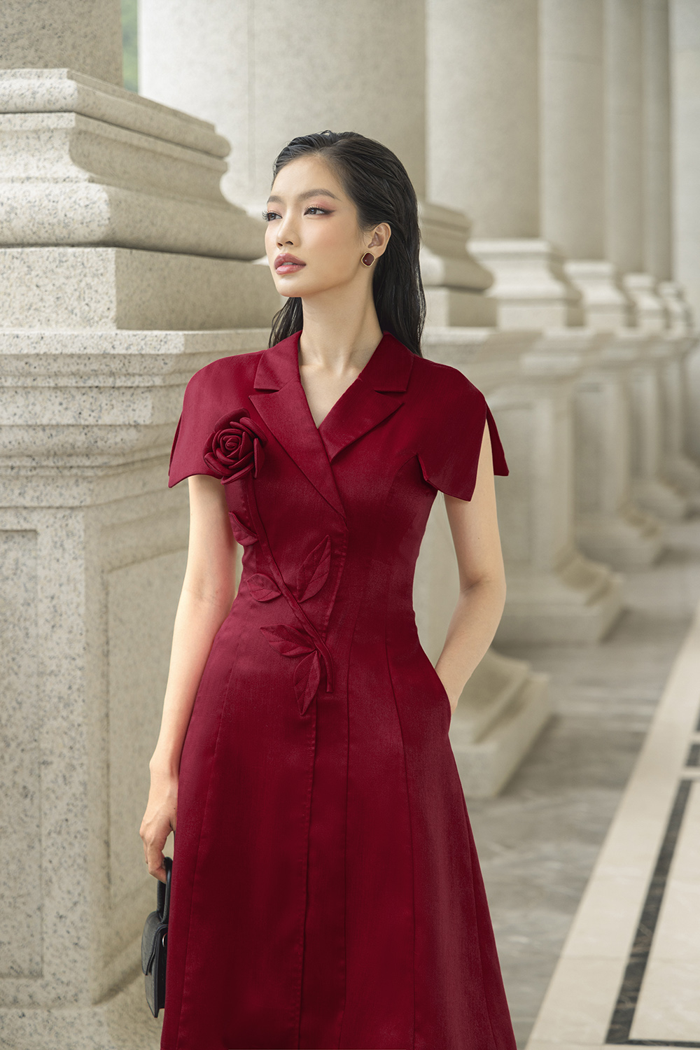 Đầm đỏ dáng xòe chữ A phối hoa nổi