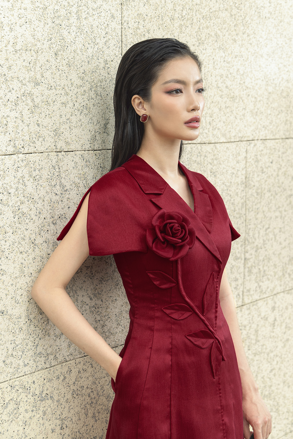 Đầm đỏ dáng xòe chữ A phối hoa nổi