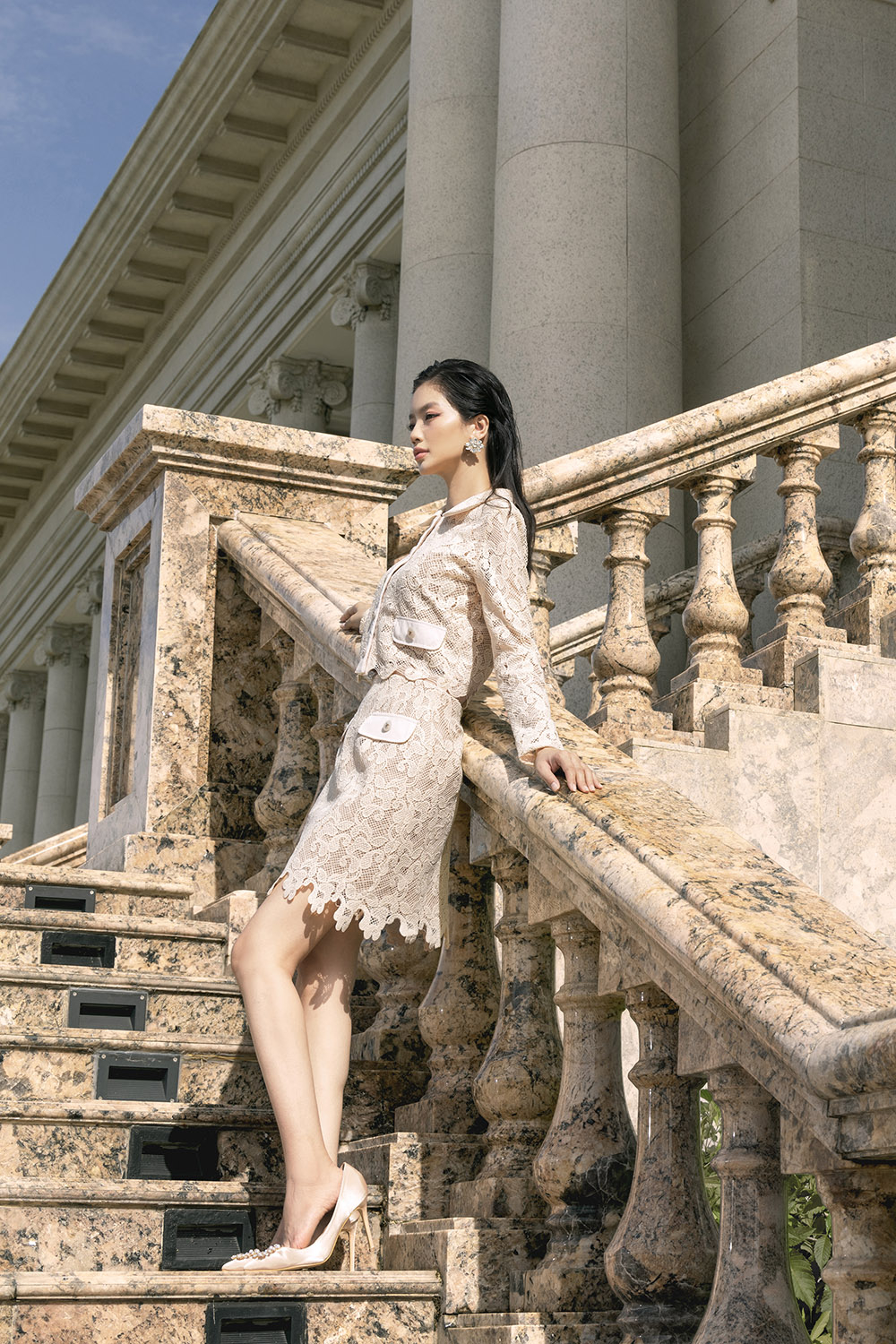 Chân váy ren dáng ngắn chữ a