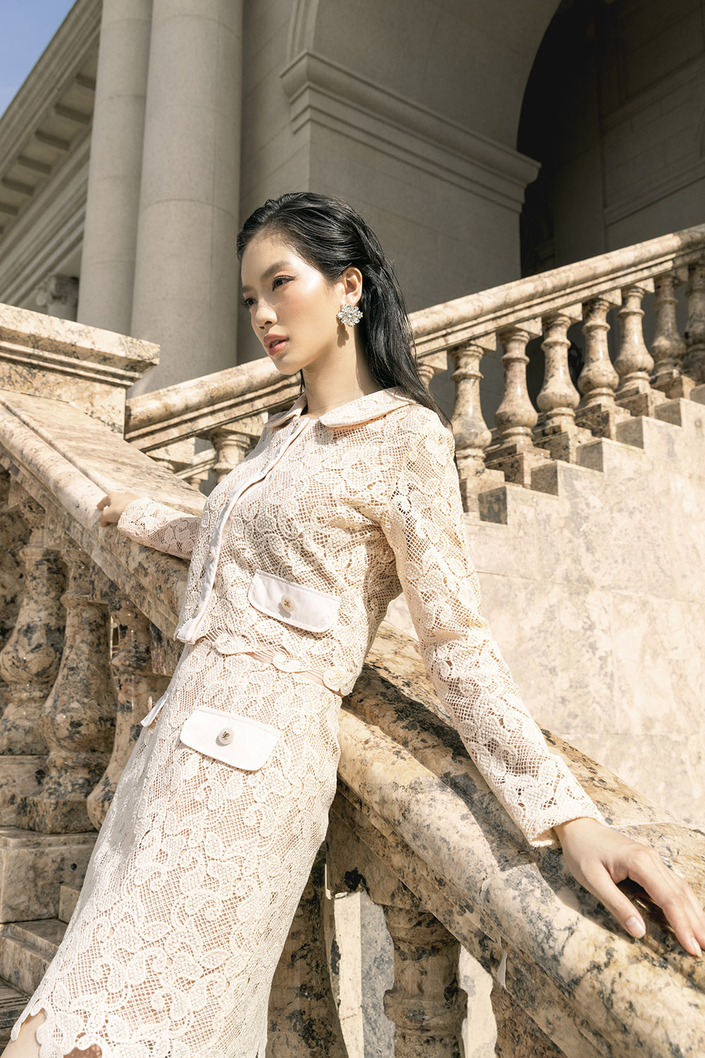 Áo kiểu ren nữ cổ sen tay dài