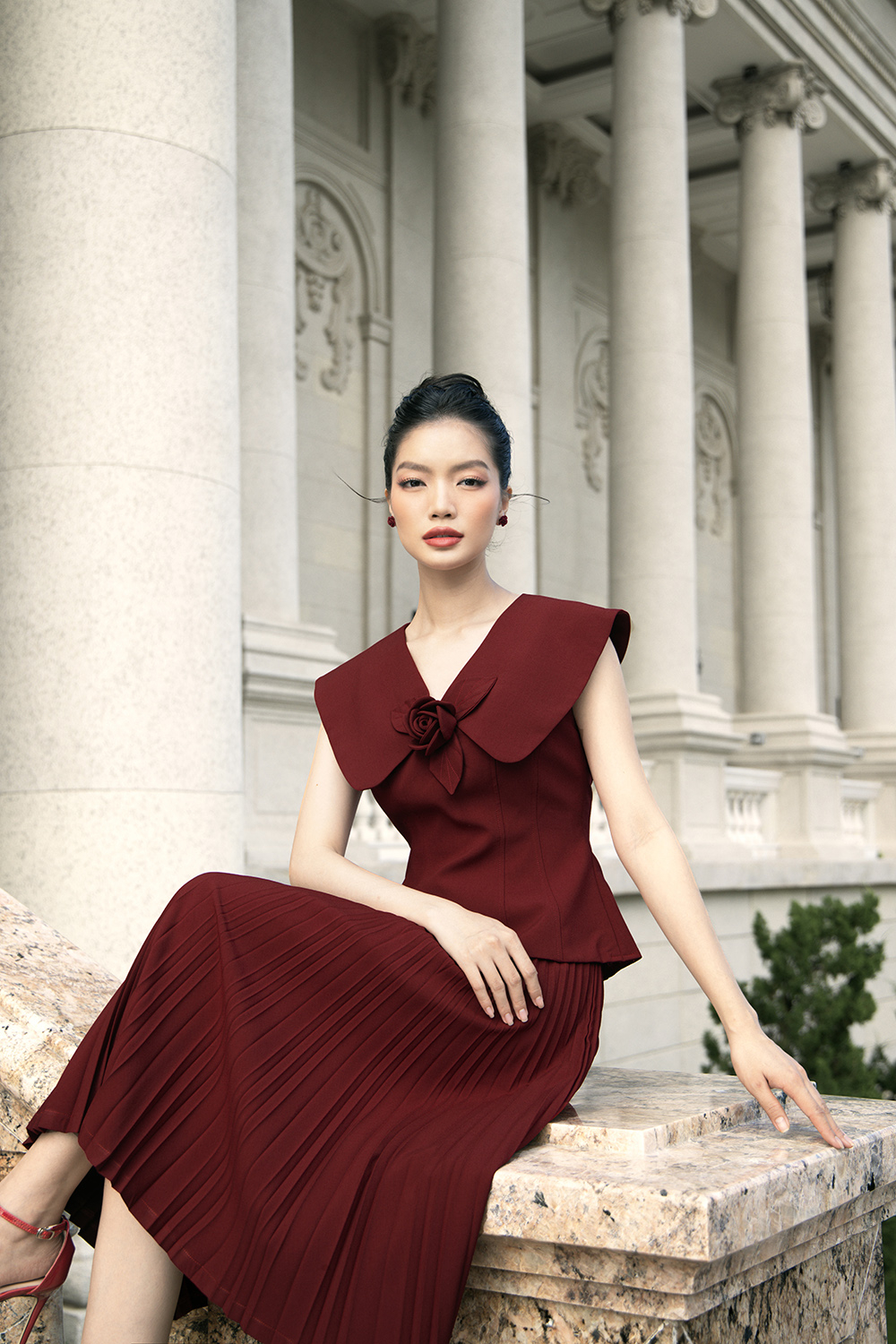 Áo kiểu cổ sen lớn đính hoa sang trọng