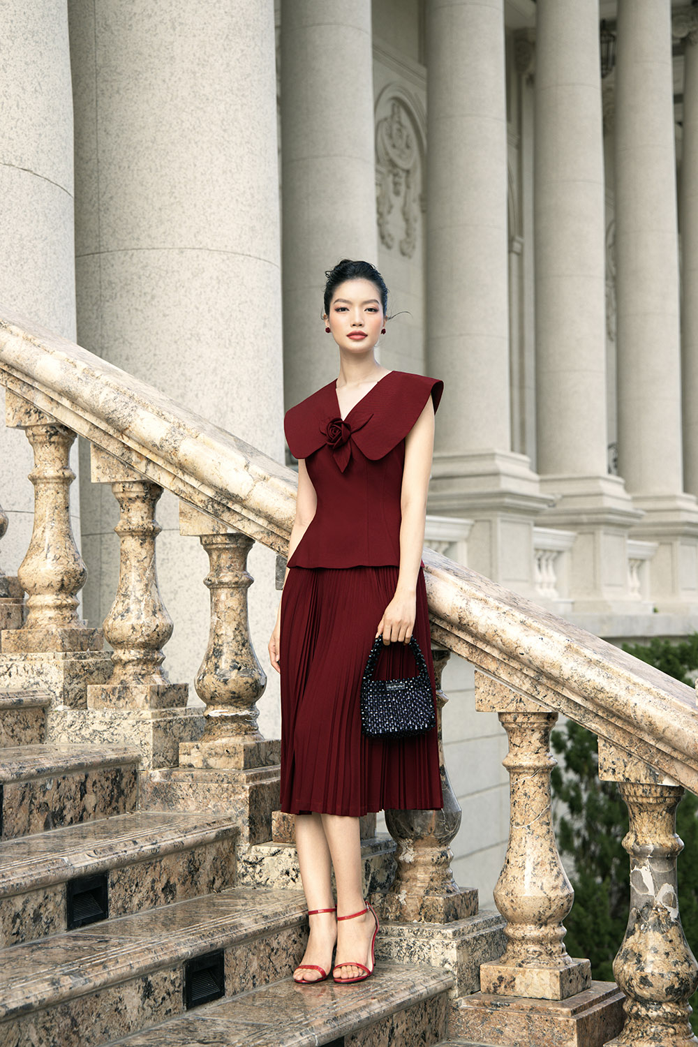 Áo kiểu cổ sen lớn đính hoa sang trọng