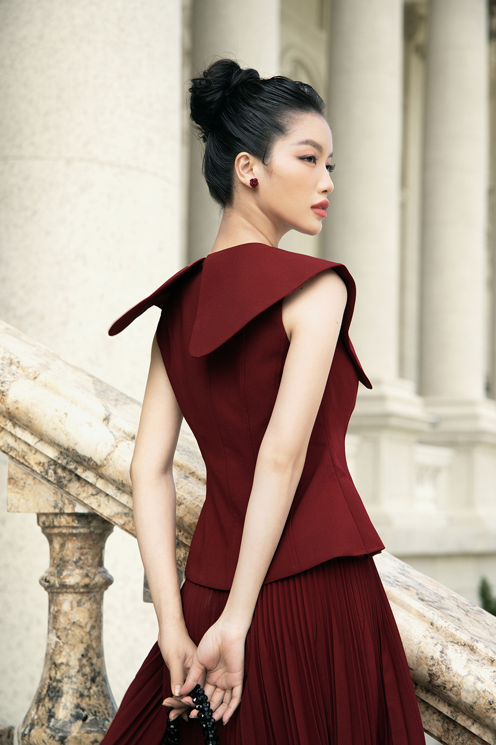 Áo kiểu cổ sen lớn đính hoa sang trọng