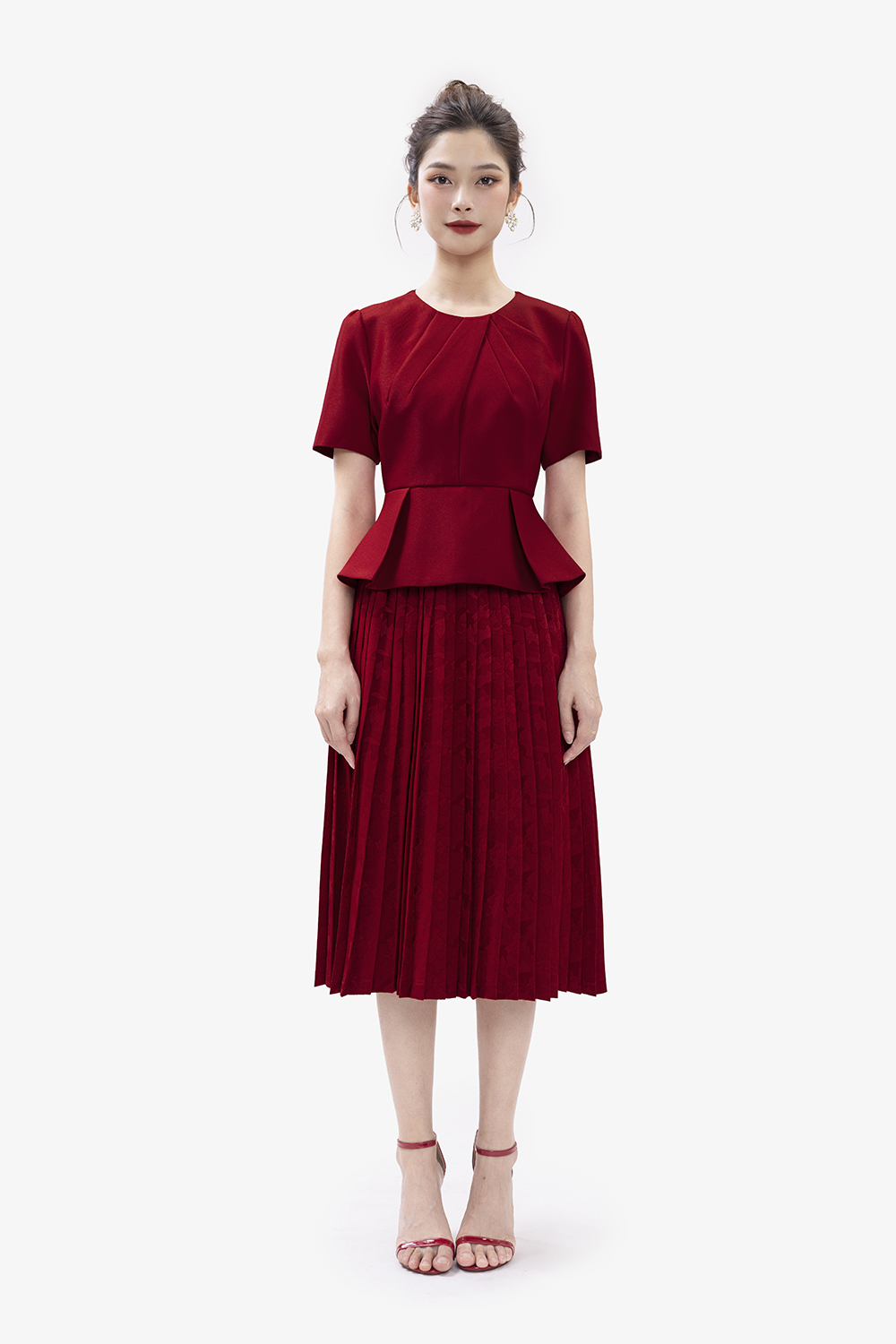 Chân váy lụa gấm đỏ xếp ly dáng midi