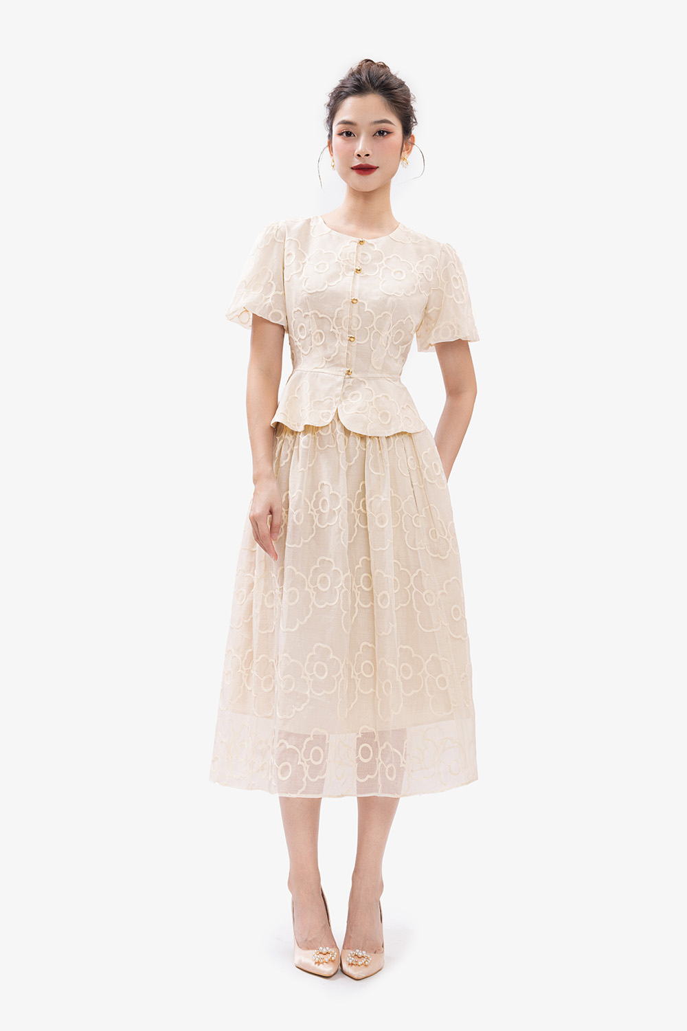 Áo kiểu peplum phối nút tay phồng