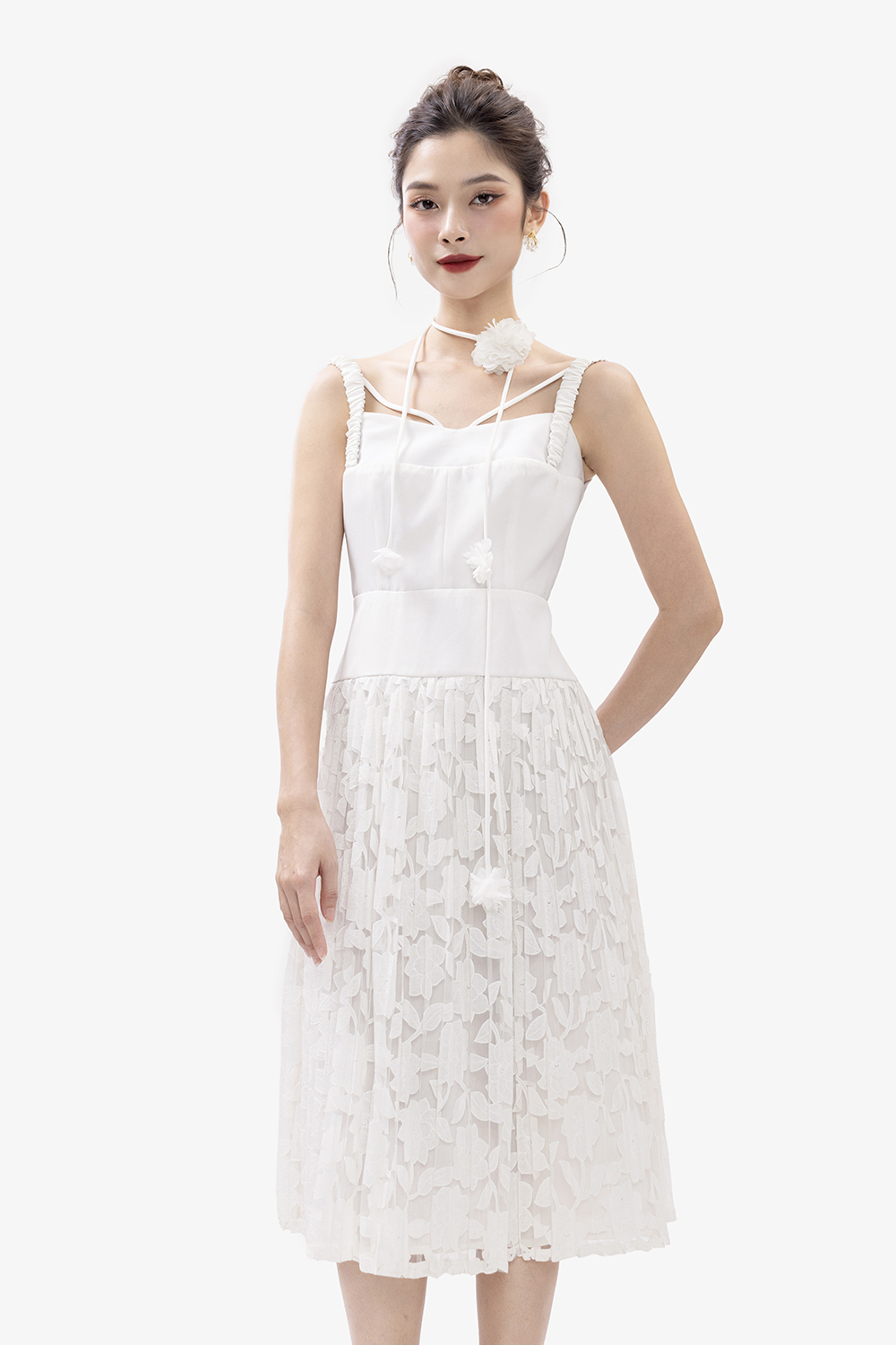 Đầm trắng hai dây tùng xếp ly