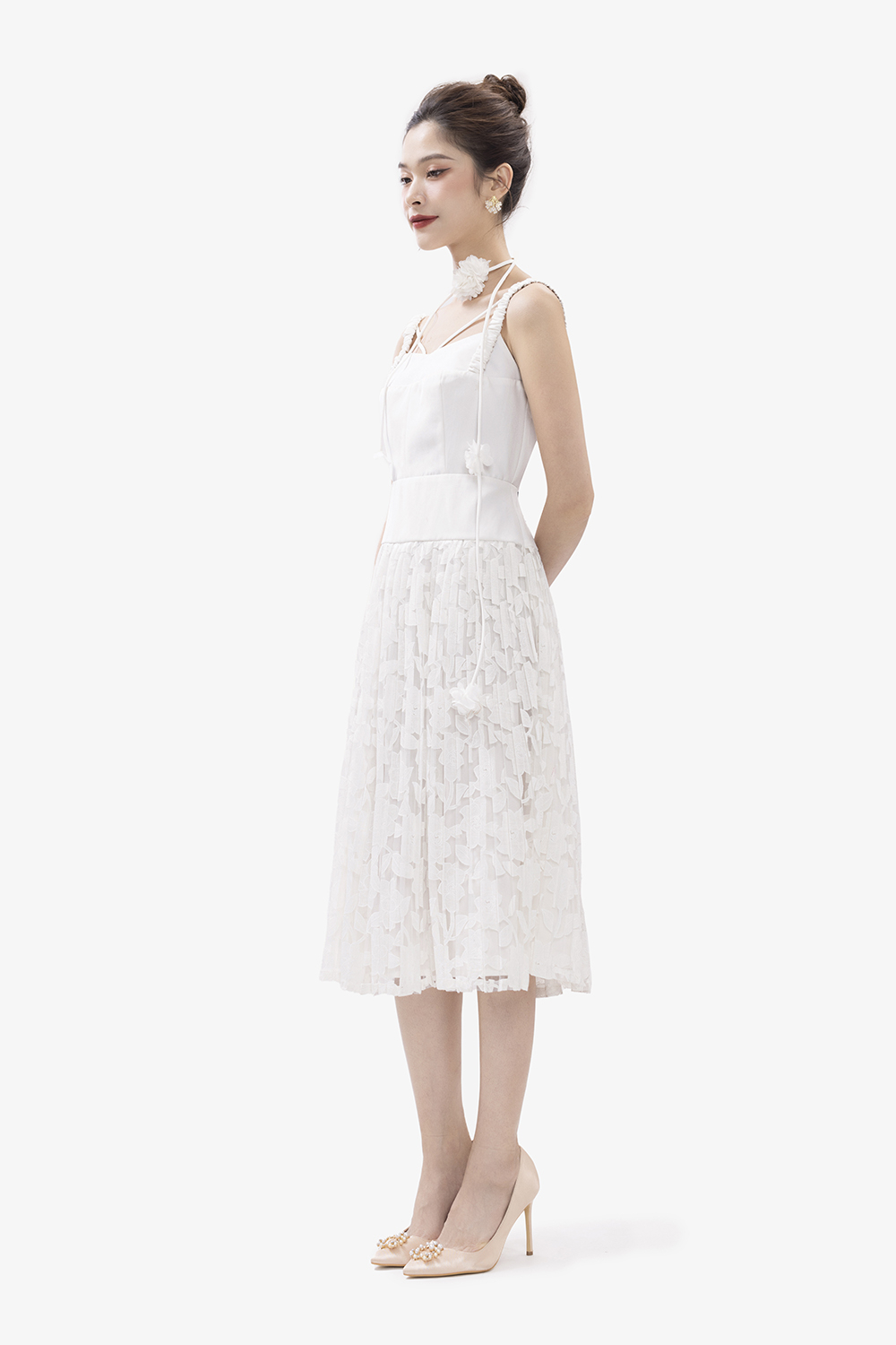 Đầm trắng hai dây tùng xếp ly