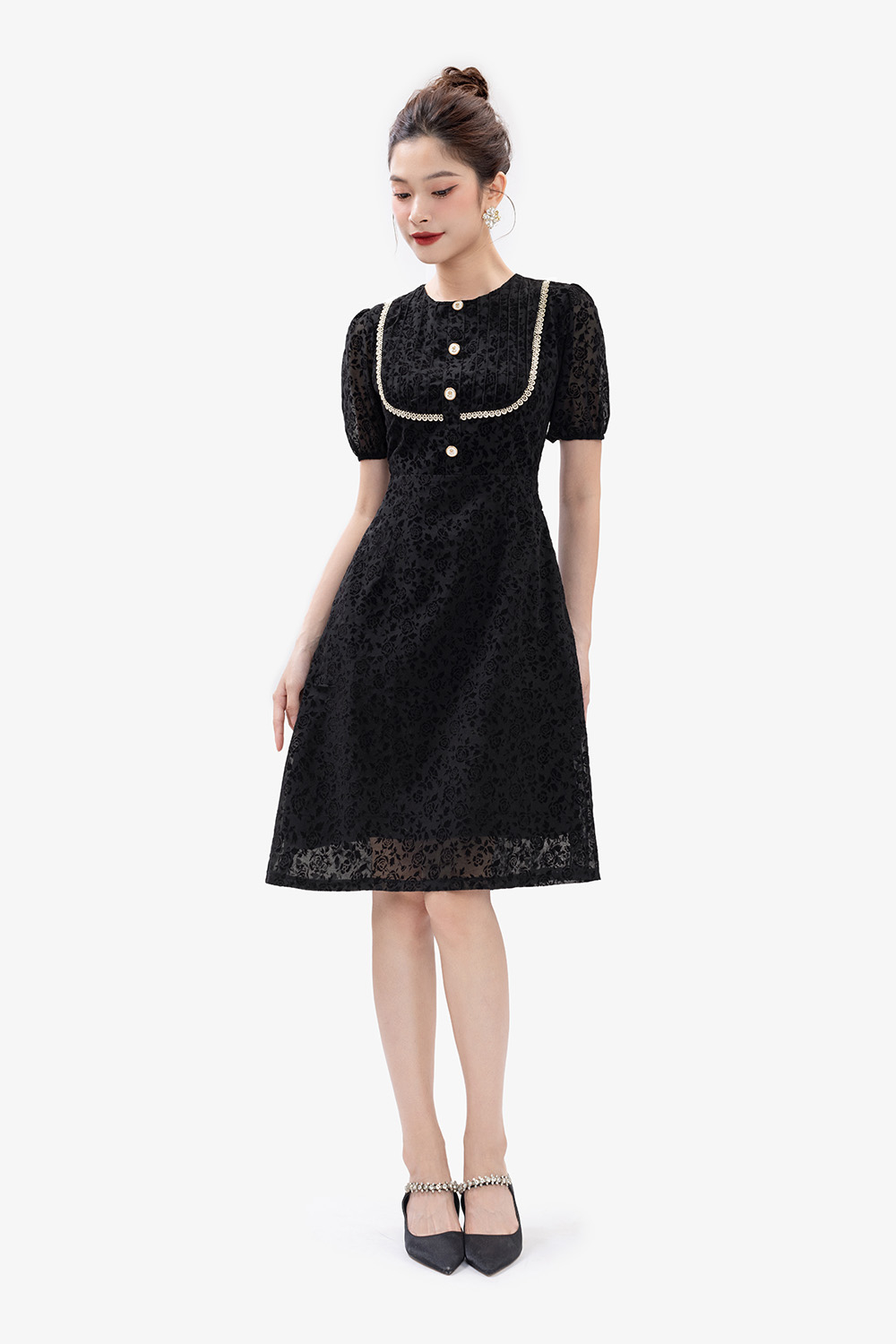 Đầm đen dáng chữ A phối đăng ten