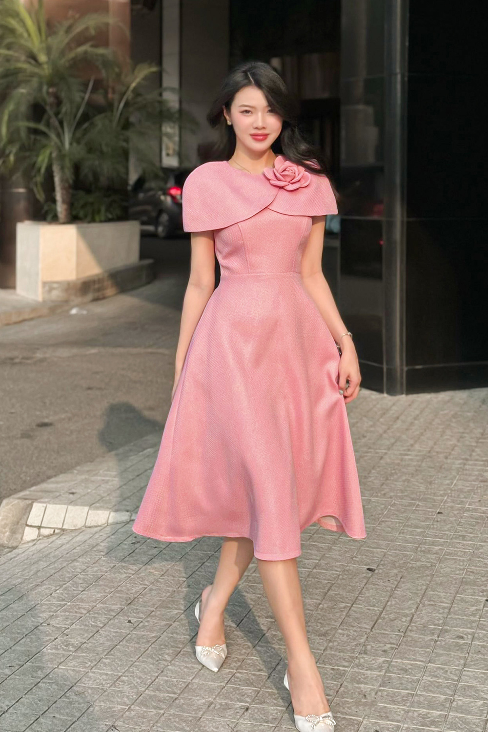 Đầm hồng dự tiệc dáng xòe cổ đính hoa