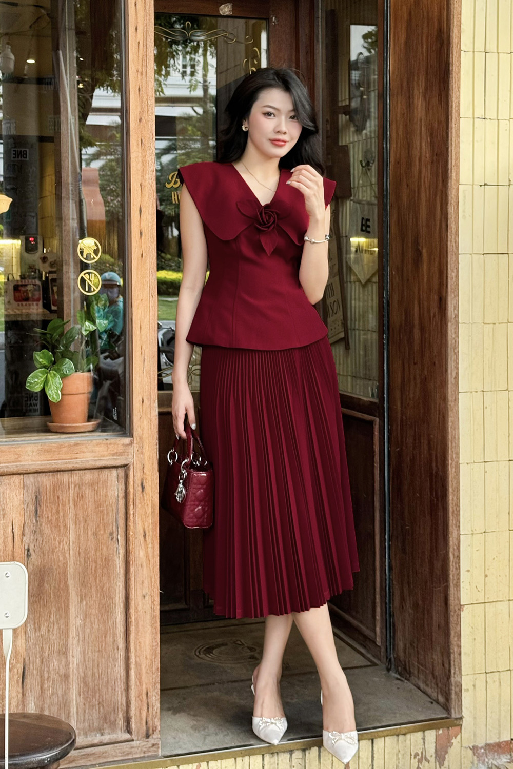 Áo kiểu cổ sen lớn đính hoa sang trọng