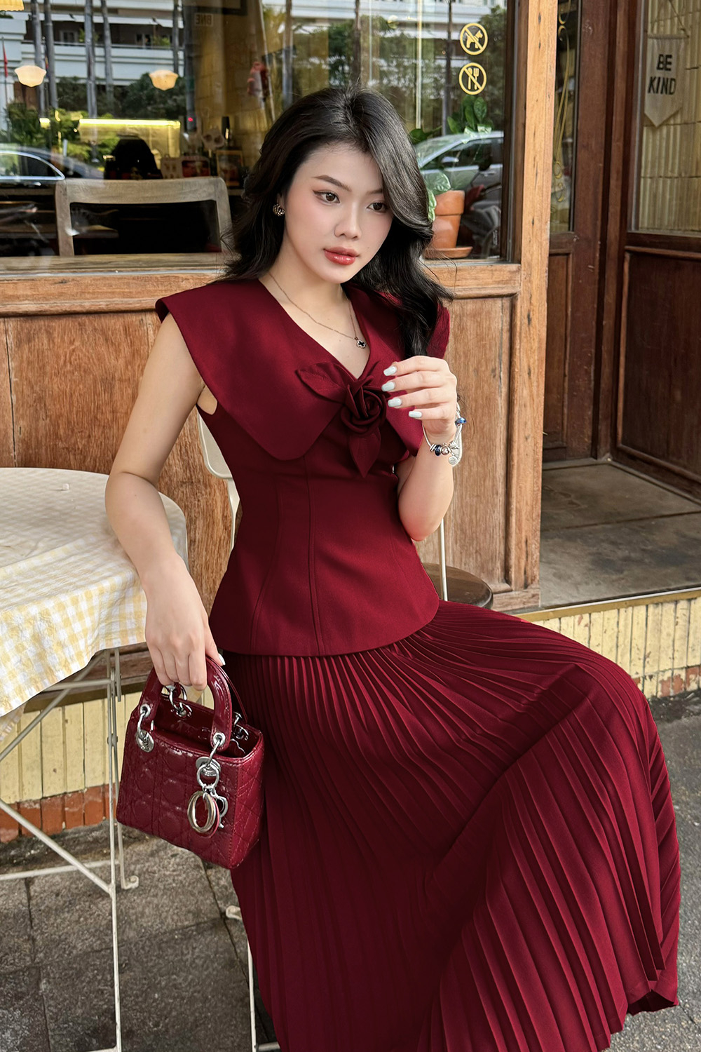 Áo kiểu cổ sen lớn đính hoa sang trọng