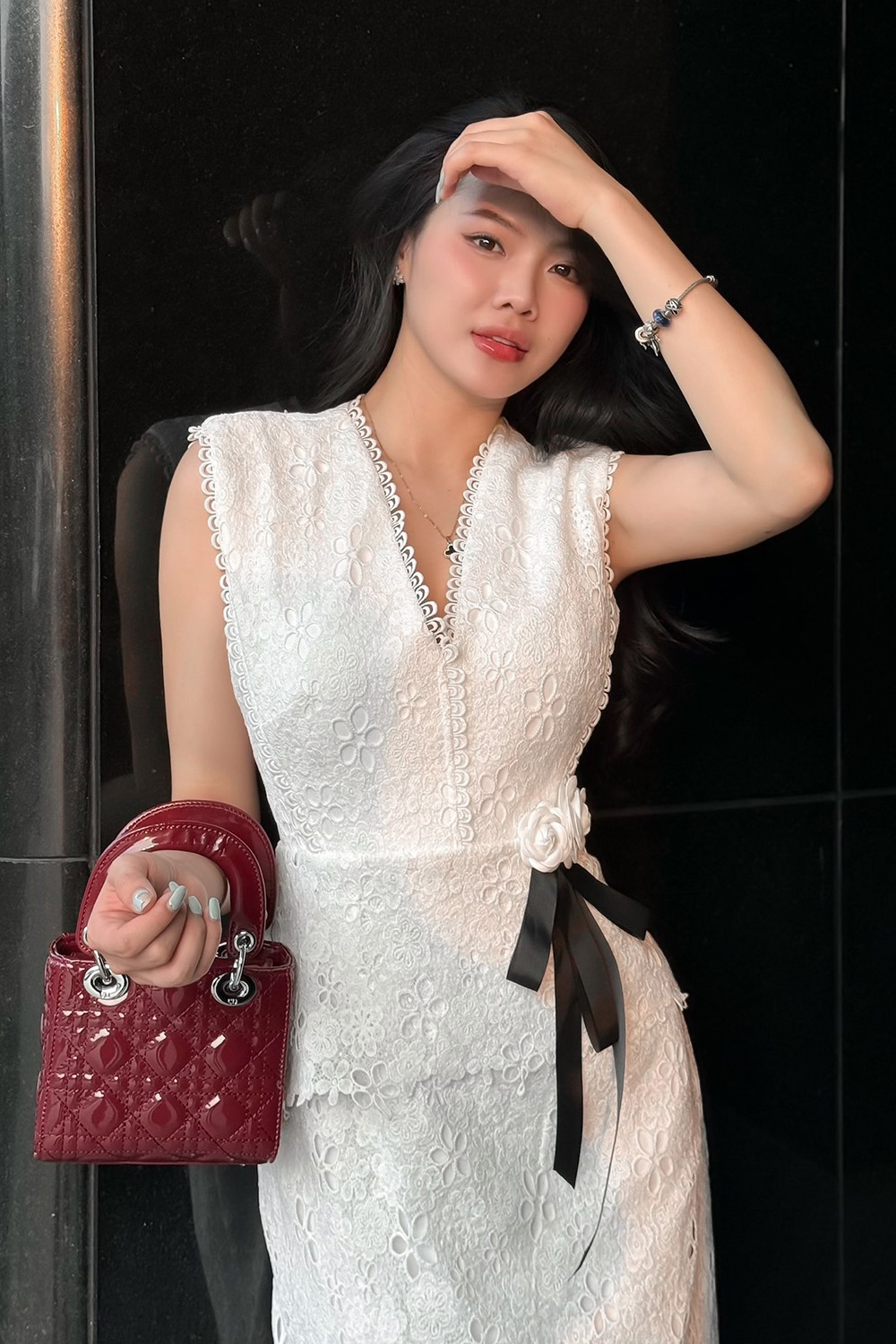 Đầm ren dự tiệc màu trắng peplum phối nơ