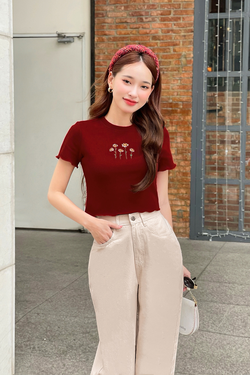 Áo thun nữ màu đỏ họa tiết hoa thêu