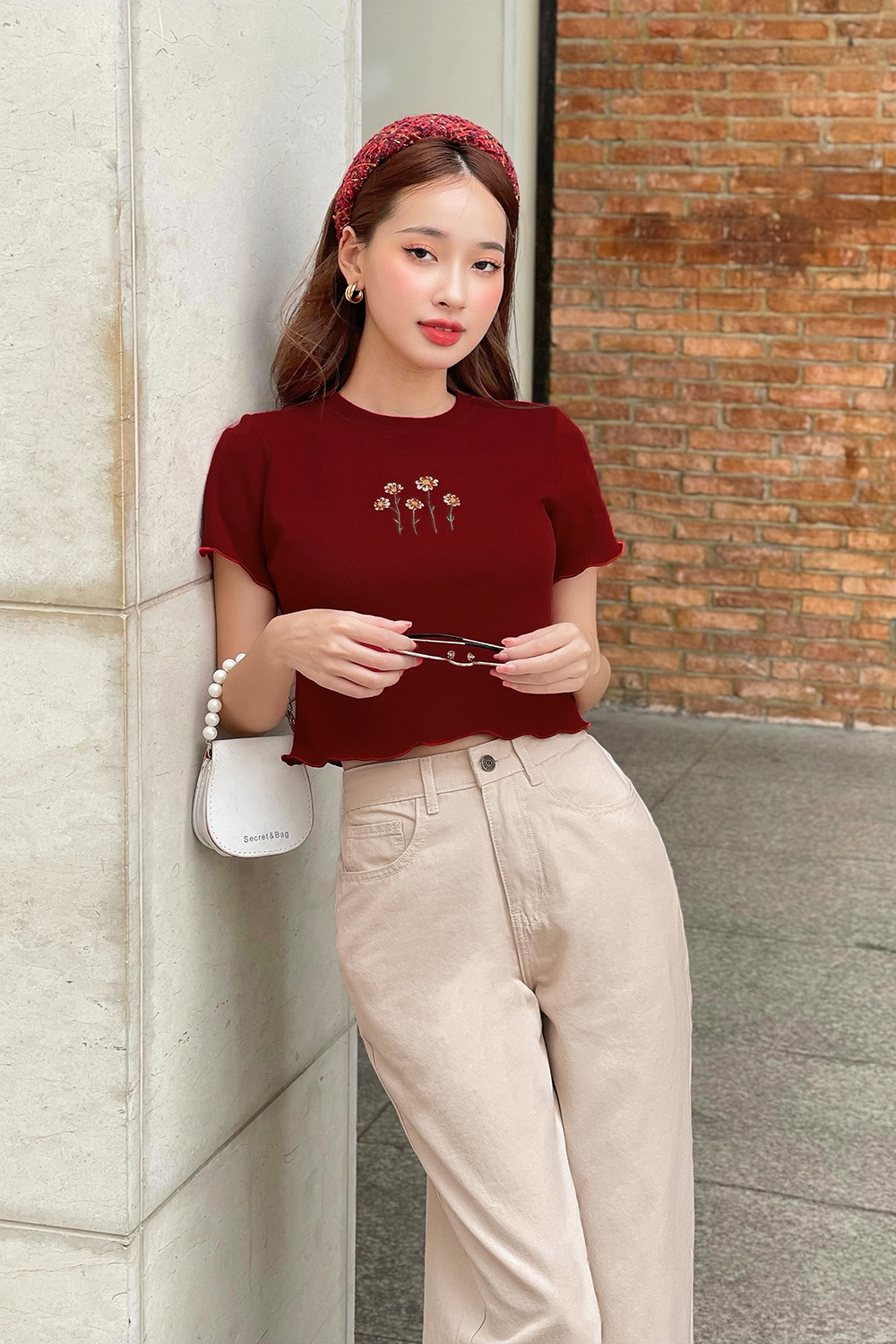 Áo thun nữ màu đỏ họa tiết hoa thêu