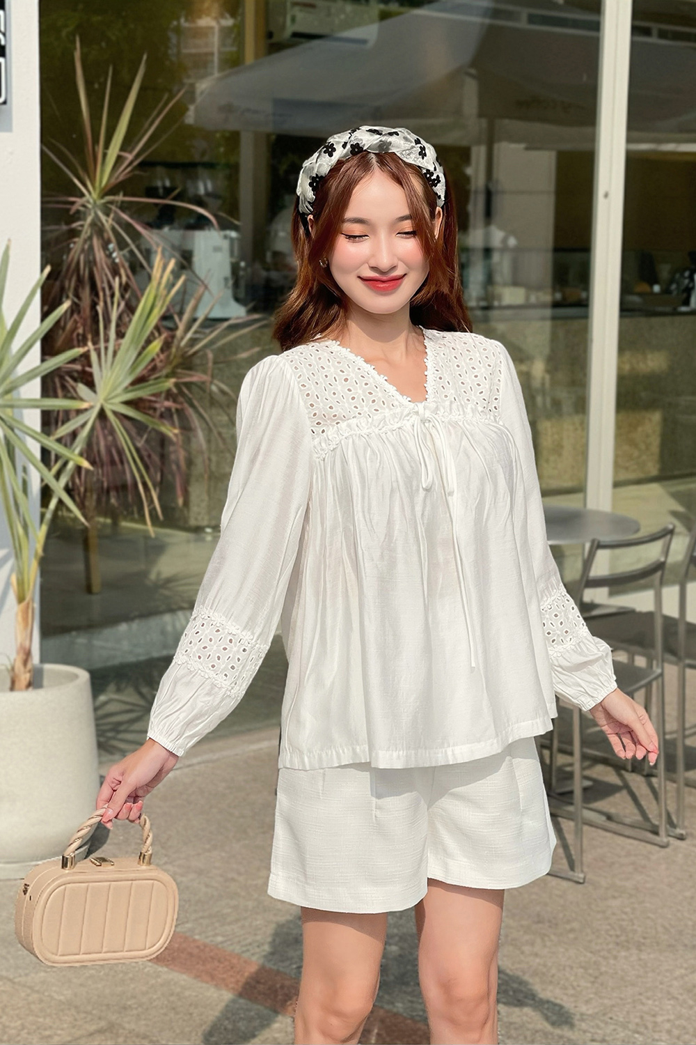 Áo kiểu nữ màu trắng cổ v phối nơ