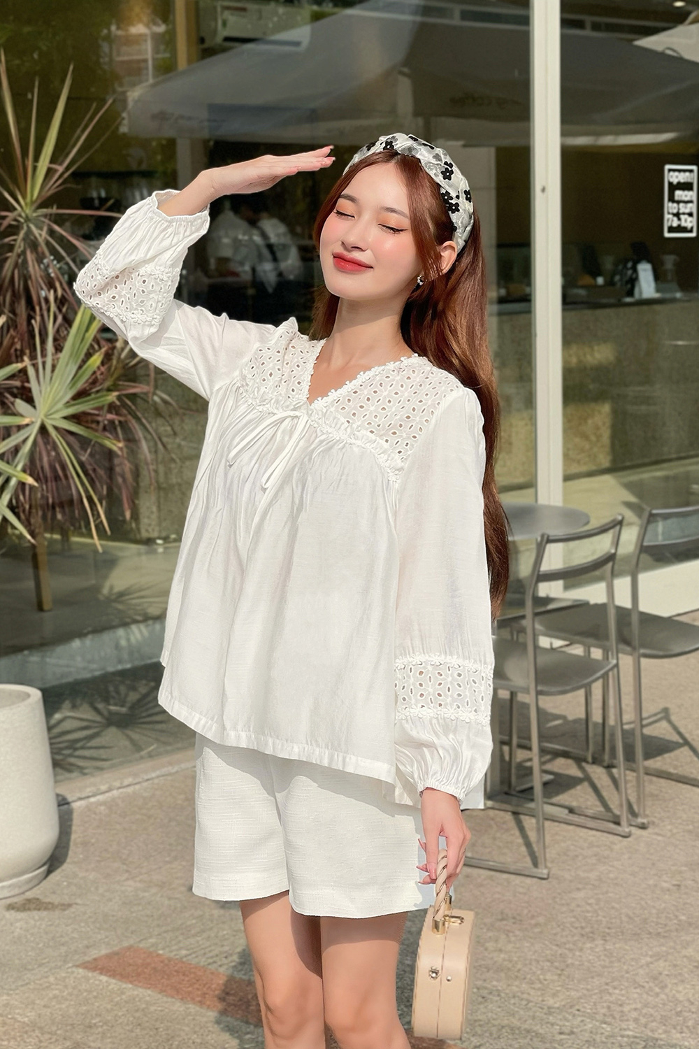 Áo kiểu nữ màu trắng cổ v phối nơ