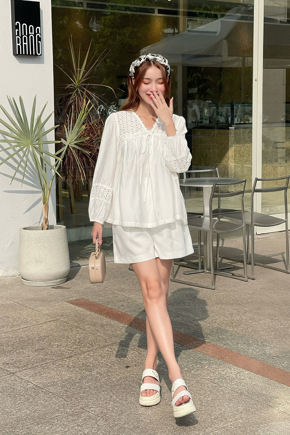 Áo kiểu nữ màu trắng cổ v phối nơ