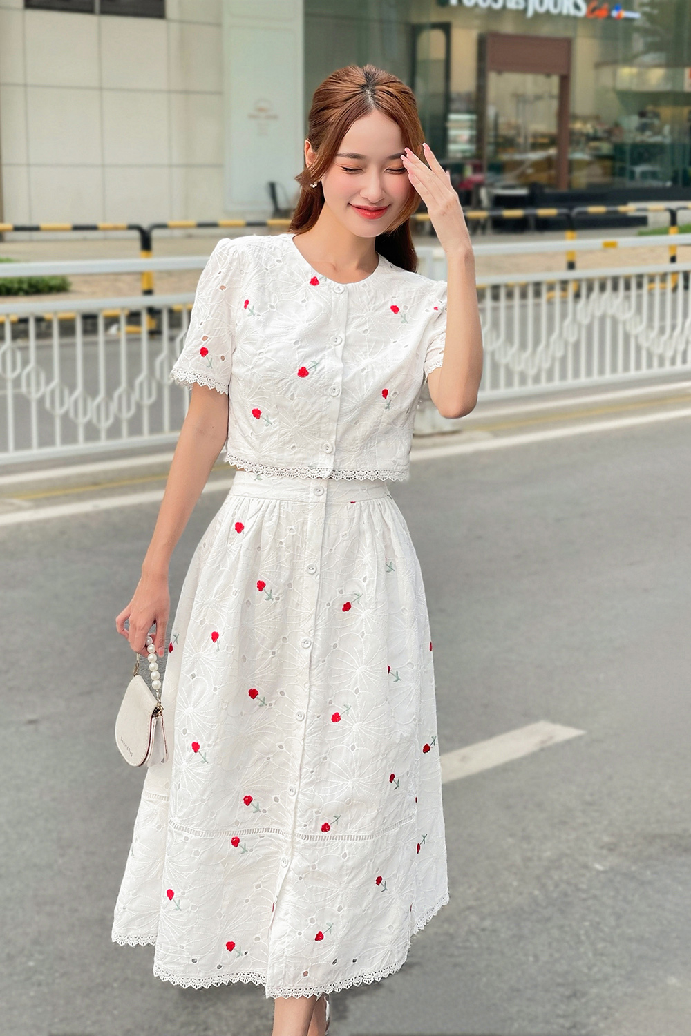 Áo kiểu nữ màu trắng họa tiết hoa thêu