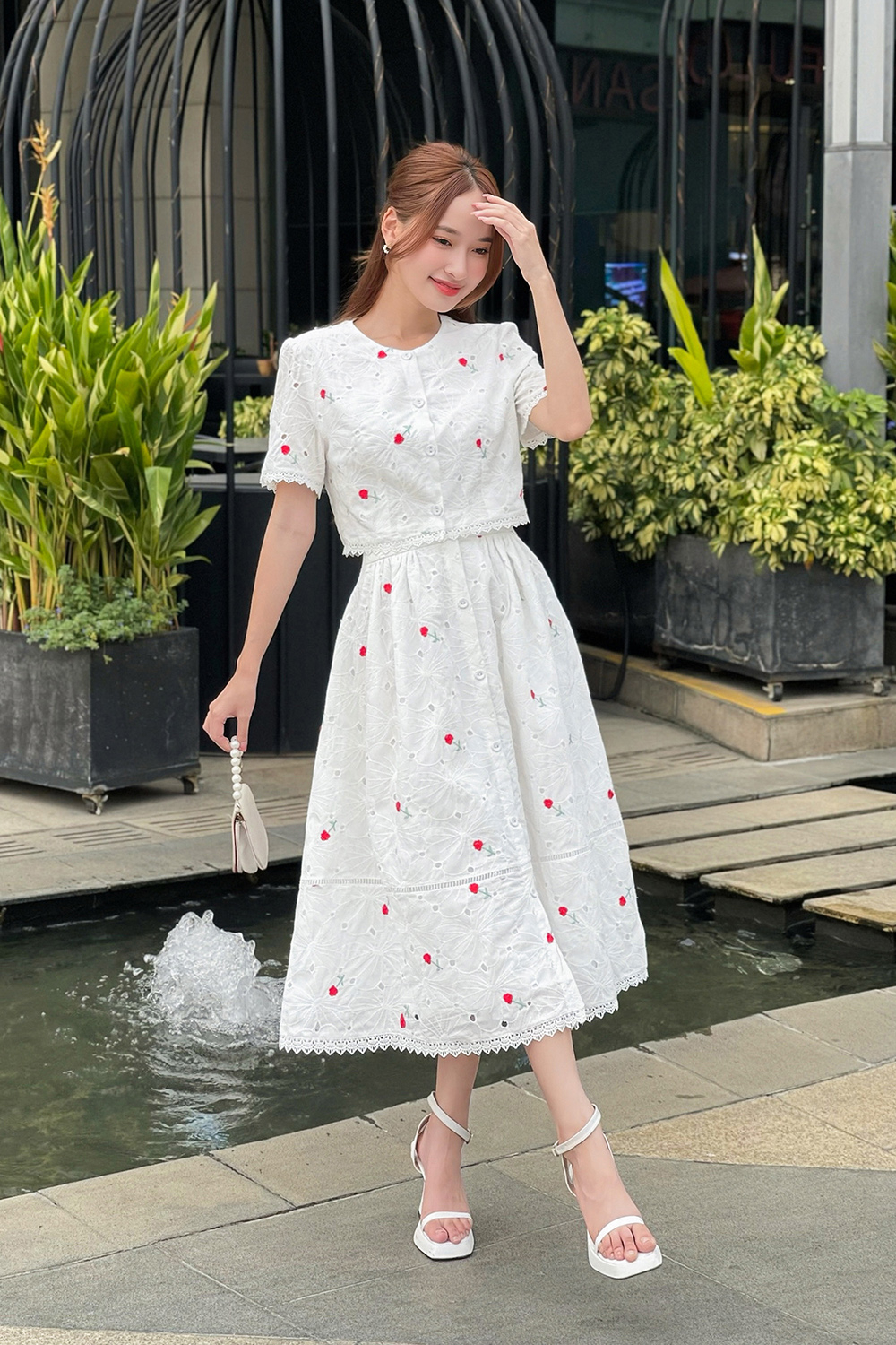 Áo kiểu nữ màu trắng họa tiết hoa thêu