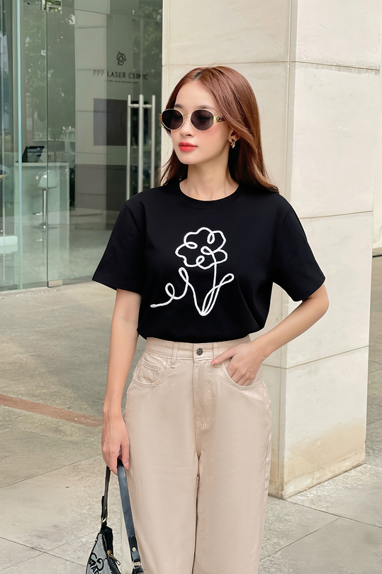 Áo thun nữ màu đen in hoa trắng ASM18-12