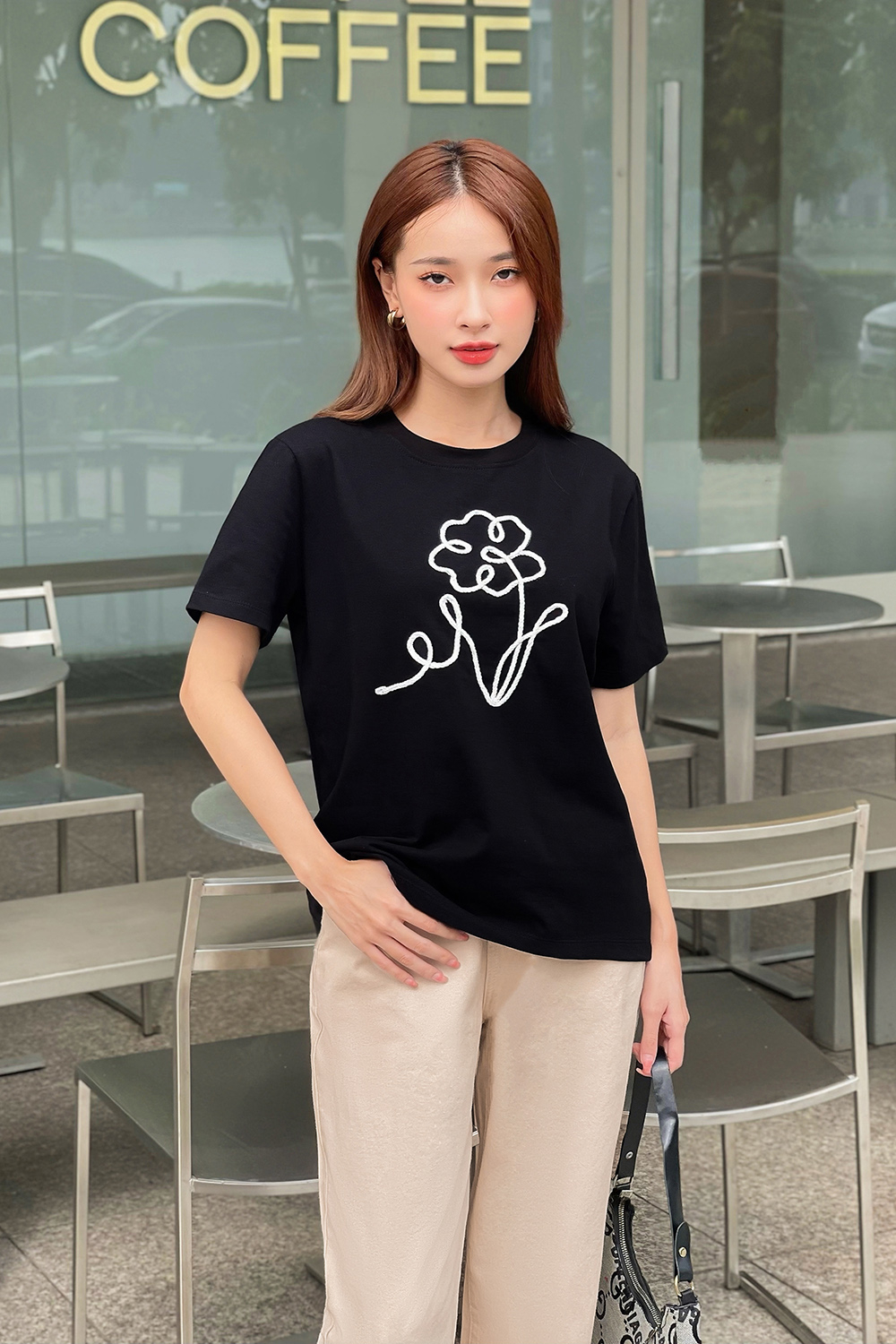 Áo thun nữ màu đen in hoa trắng