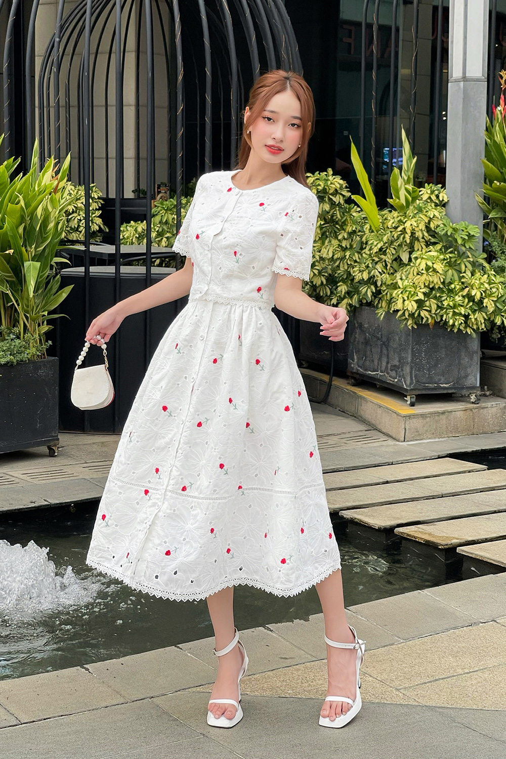 Chân váy trắng midi dáng xòe thêu hoa