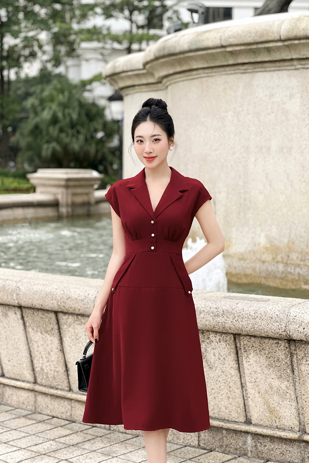 Đầm đỏ dáng xòe cổ đan tông