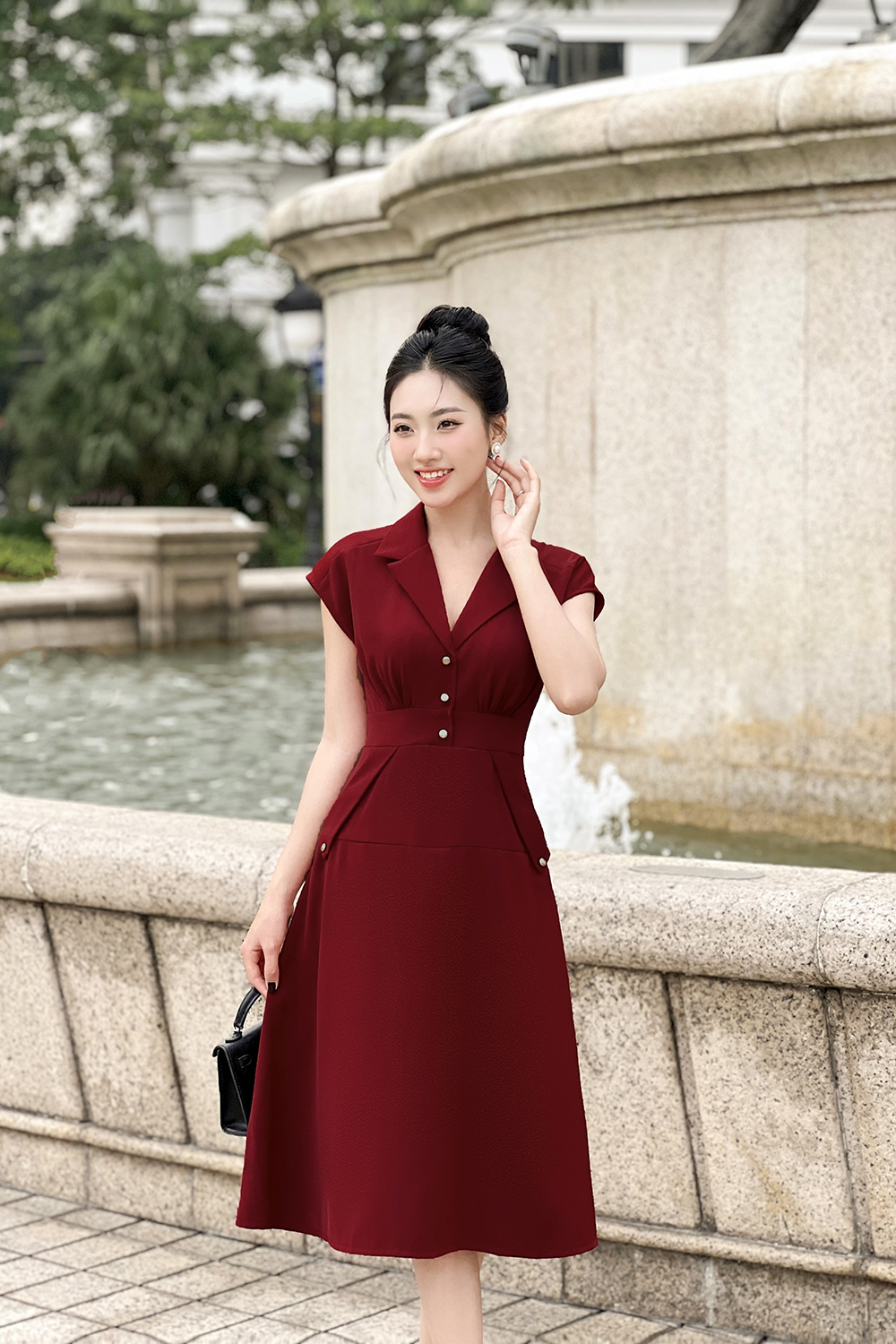 Đầm đỏ dáng xòe cổ đan tông