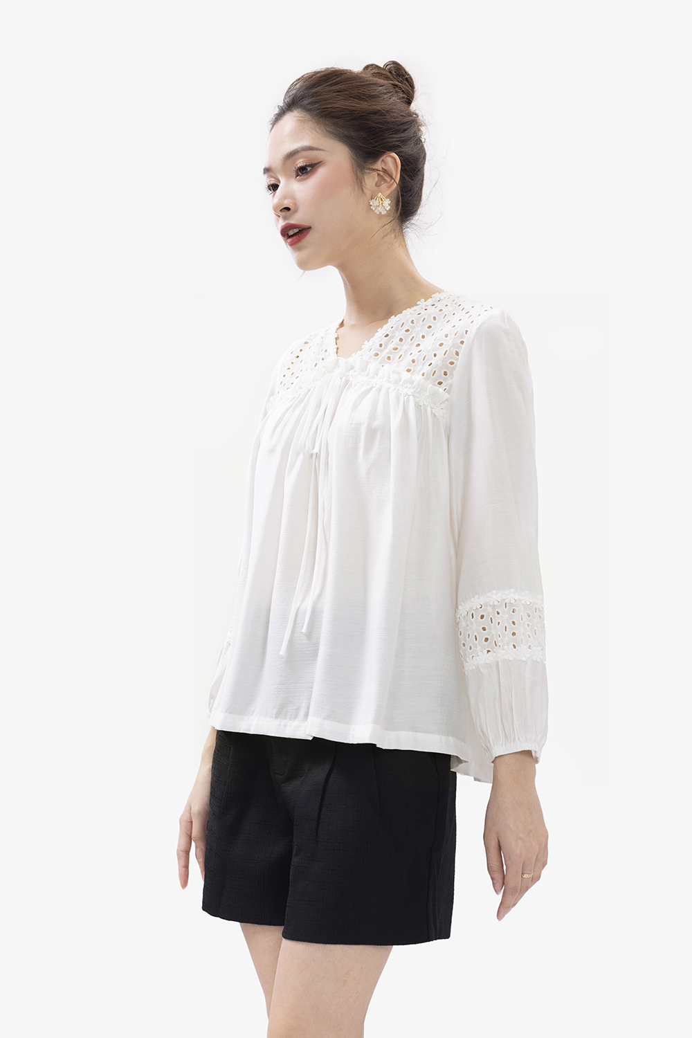 Quần short nữ màu đen hai túi xéo